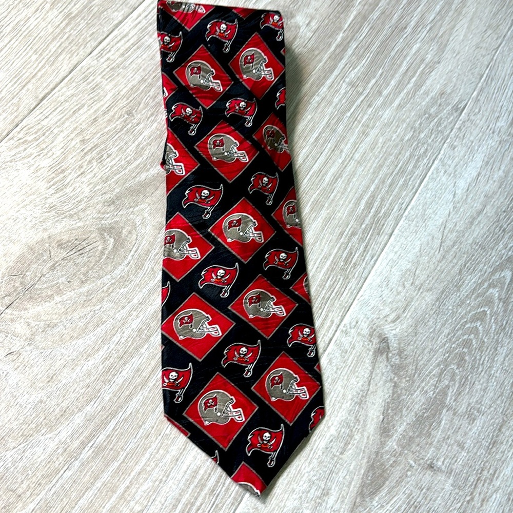 Vintage 1997 Ralph Marlin NFL Tampa Bay Buccaneers 100% Silk Tie